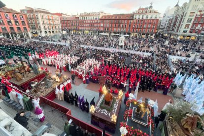 Un momento de procesión del Santísimo Rosario del Dolor en el Lunes Santo de Valladolid.