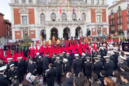 Un momento de procesión del Santísimo Rosario del Dolor en el Lunes Santo de Valladolid.