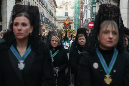 Un momento de procesión del Santísimo Rosario del Dolor en el Lunes Santo de Valladolid.