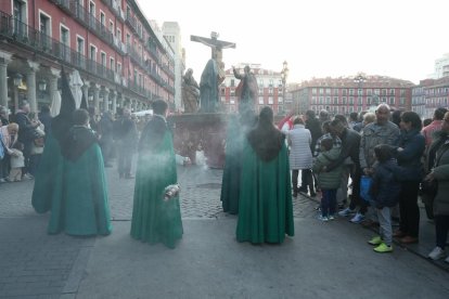 Un momento de procesión del Santísimo Rosario del Dolor en el Lunes Santo de Valladolid.