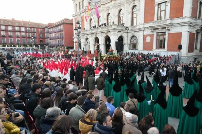 Un momento de procesión del Santísimo Rosario del Dolor en el Lunes Santo de Valladolid.