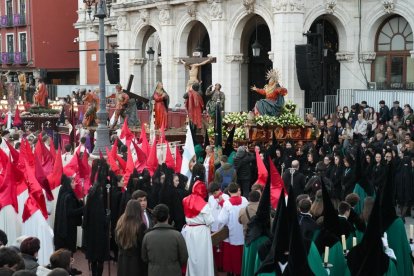 Un momento de procesión del Santísimo Rosario del Dolor en el Lunes Santo de Valladolid.
