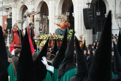 Un momento de procesión del Santísimo Rosario del Dolor en el Lunes Santo de Valladolid.