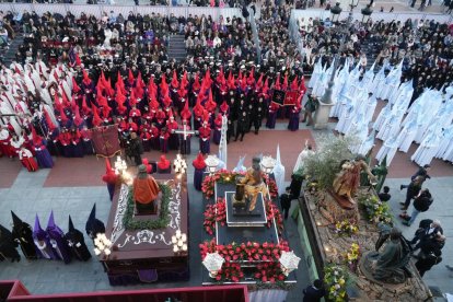 Un momento de procesión del Santísimo Rosario del Dolor en el Lunes Santo de Valladolid.