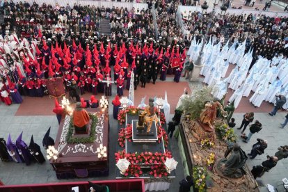 Un momento de procesión del Santísimo Rosario del Dolor en el Lunes Santo de Valladolid.
