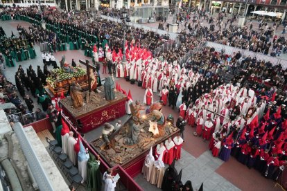 Un momento de procesión del Santísimo Rosario del Dolor en el Lunes Santo de Valladolid.