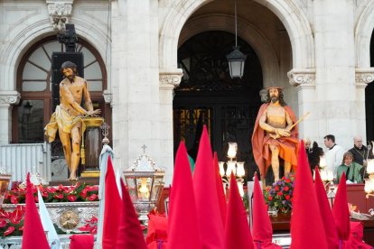 Un momento de procesión del Santísimo Rosario del Dolor en el Lunes Santo de Valladolid.