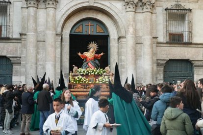 Un momento de procesión del Santísimo Rosario del Dolor en el Lunes Santo de Valladolid.