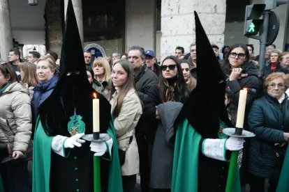 Un momento de procesión del Santísimo Rosario del Dolor en el Lunes Santo de Valladolid.
