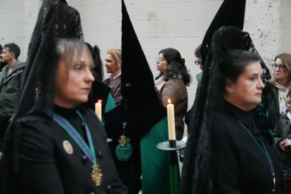 Un momento de procesión del Santísimo Rosario del Dolor en el Lunes Santo de Valladolid.