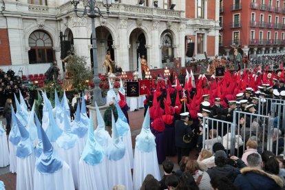 Un momento de procesión del Santísimo Rosario del Dolor en el Lunes Santo de Valladolid.