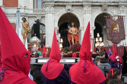 Un momento de procesión del Santísimo Rosario del Dolor en el Lunes Santo de Valladolid.