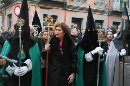 Un momento de procesión del Santísimo Rosario del Dolor en el Lunes Santo de Valladolid.