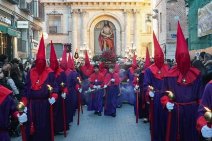 Un momento de procesión del Santísimo Rosario del Dolor en el Lunes Santo de Valladolid.