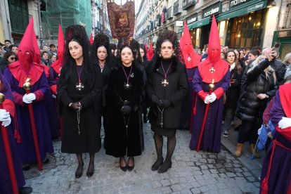 Un momento de procesión del Santísimo Rosario del Dolor en el Lunes Santo de Valladolid.