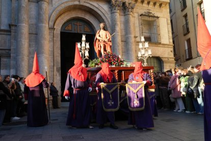 Un momento de procesión del Santísimo Rosario del Dolor en el Lunes Santo de Valladolid.