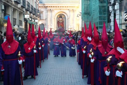 Un momento de procesión del Santísimo Rosario del Dolor en el Lunes Santo de Valladolid.