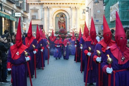 Un momento de procesión del Santísimo Rosario del Dolor en el Lunes Santo de Valladolid.
