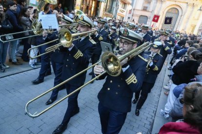 Un momento de procesión del Santísimo Rosario del Dolor en el Lunes Santo de Valladolid.