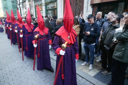 Un momento de procesión del Santísimo Rosario del Dolor en el Lunes Santo de Valladolid.