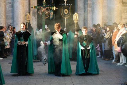 Un momento de procesión del Santísimo Rosario del Dolor en el Lunes Santo de Valladolid.