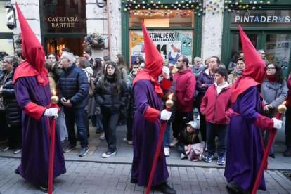 Un momento de procesión del Santísimo Rosario del Dolor en el Lunes Santo de Valladolid.