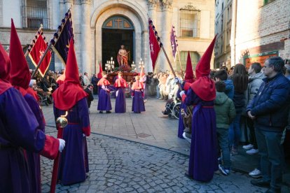 Un momento de procesión del Santísimo Rosario del Dolor en el Lunes Santo de Valladolid.