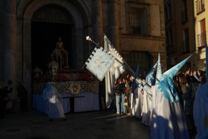 Un momento de procesión del Santísimo Rosario del Dolor en el Lunes Santo de Valladolid.