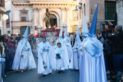 Un momento de procesión del Santísimo Rosario del Dolor en el Lunes Santo de Valladolid.