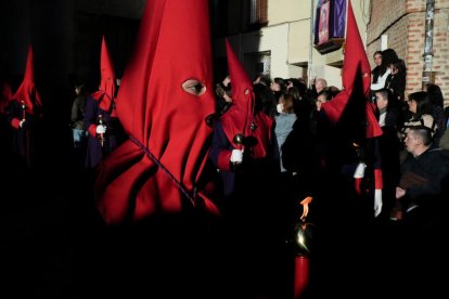Un momento de procesión del Santísimo Rosario del Dolor en el Lunes Santo de Valladolid.