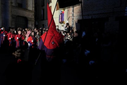 Un momento de procesión del Santísimo Rosario del Dolor en el Lunes Santo de Valladolid.