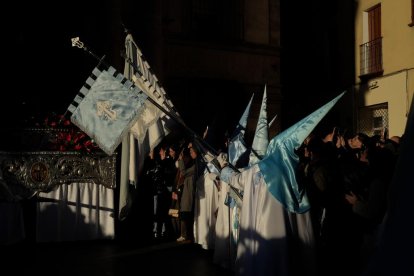 Un momento de procesión del Santísimo Rosario del Dolor en el Lunes Santo de Valladolid.