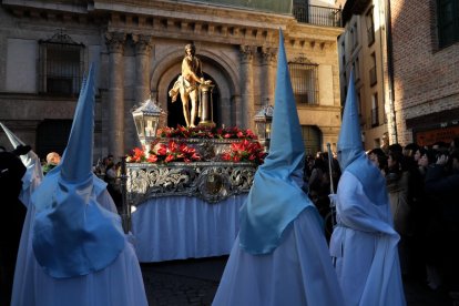 Un momento de procesión del Santísimo Rosario del Dolor en el Lunes Santo de Valladolid.