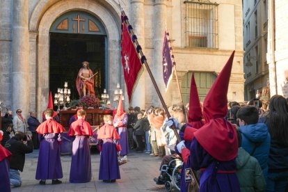 Un momento de procesión del Santísimo Rosario del Dolor en el Lunes Santo de Valladolid.