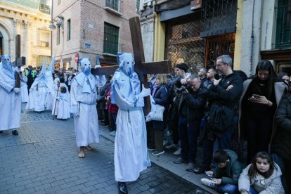 Un momento de procesión del Santísimo Rosario del Dolor en el Lunes Santo de Valladolid.