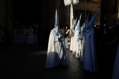 Un momento de procesión del Santísimo Rosario del Dolor en el Lunes Santo de Valladolid.
