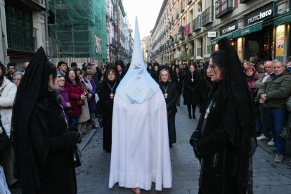 Un momento de procesión del Santísimo Rosario del Dolor en el Lunes Santo de Valladolid.
