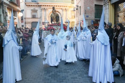 Un momento de procesión del Santísimo Rosario del Dolor en el Lunes Santo de Valladolid.