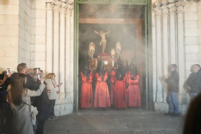 Un momento de la Procesión de La Buena Muerte en el Lunes Santo de Valladolid.