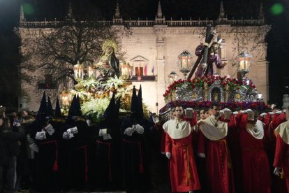 Un momento de la procesión del Encuentro de la Santísima Virgen con su Hijo en la calle de la Amargura en el Palacio de Santa Cruz.