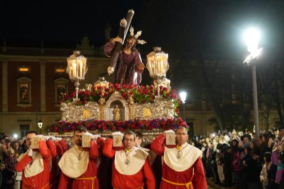 Un momento de la procesión del Encuentro de la Santísima Virgen con su Hijo en la calle de la Amargura en el Palacio de Santa Cruz.