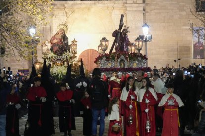 Un momento de la procesión del Encuentro de la Santísima Virgen con su Hijo en la calle de la Amargura en el Palacio de Santa Cruz.