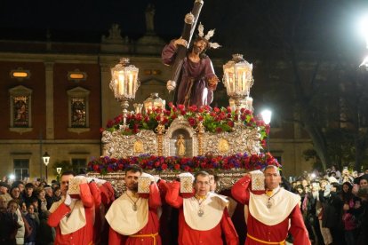 Un momento de la procesión del Encuentro de la Santísima Virgen con su Hijo en la calle de la Amargura en el Palacio de Santa Cruz.