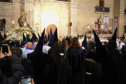 Un momento de la procesión del Encuentro de la Santísima Virgen con su Hijo en la calle de la Amargura en el Palacio de Santa Cruz.