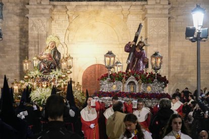 Un momento de la procesión del Encuentro de la Santísima Virgen con su Hijo en la calle de la Amargura en el Palacio de Santa Cruz.