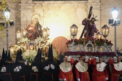 Un momento de la procesión del Encuentro de la Santísima Virgen con su Hijo en la calle de la Amargura en el Palacio de Santa Cruz.