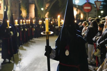 Un momento de la procesión del Encuentro de la Santísima Virgen con su Hijo en la calle de la Amargura en el Palacio de Santa Cruz.