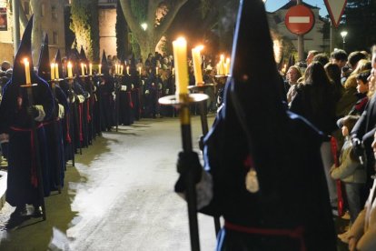 Un momento de la procesión del Encuentro de la Santísima Virgen con su Hijo en la calle de la Amargura en el Palacio de Santa Cruz.