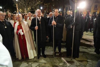 Un momento de la procesión del Encuentro de la Santísima Virgen con su Hijo en la calle de la Amargura en el Palacio de Santa Cruz.