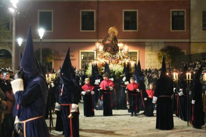 Un momento de la procesión del Encuentro de la Santísima Virgen con su Hijo en la calle de la Amargura en el Palacio de Santa Cruz.